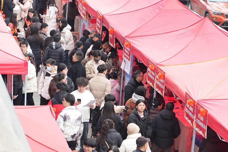 “百米小巷”人潮涌動！瑞方人力助力2025年武侯區(qū)春風(fēng)行動專場招聘會“開門紅” 第7張