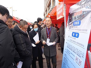 “百米小巷”人潮涌動！瑞方人力助力2025年武侯區(qū)春風(fēng)行動專場招聘會“開門紅” 第4張