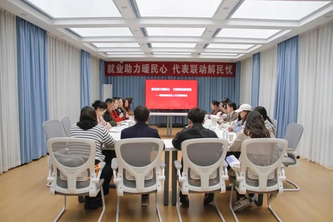 深入一線聽民意！成都市人大代表龔曉鷗在火車南站街道開展就業(yè)指導(dǎo)專題分享活動(dòng) 第4張